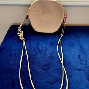 Havaianas Gold Cream Crossbody Bag Sleek Modern Design